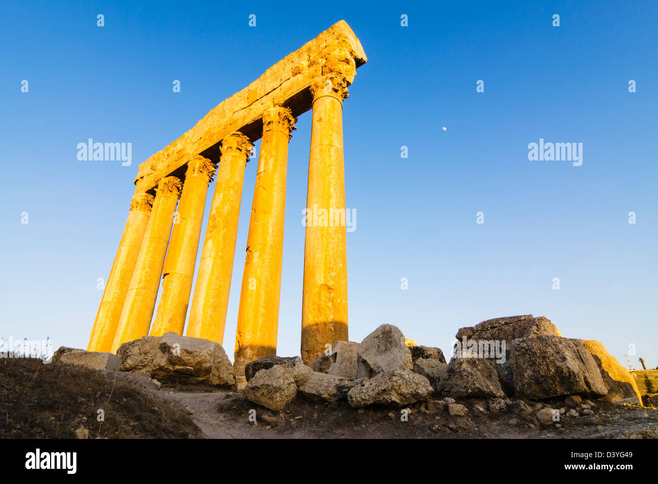 Rimanendo in piedi le colonne del tempio di Giove a Baalbek in Libano Foto Stock