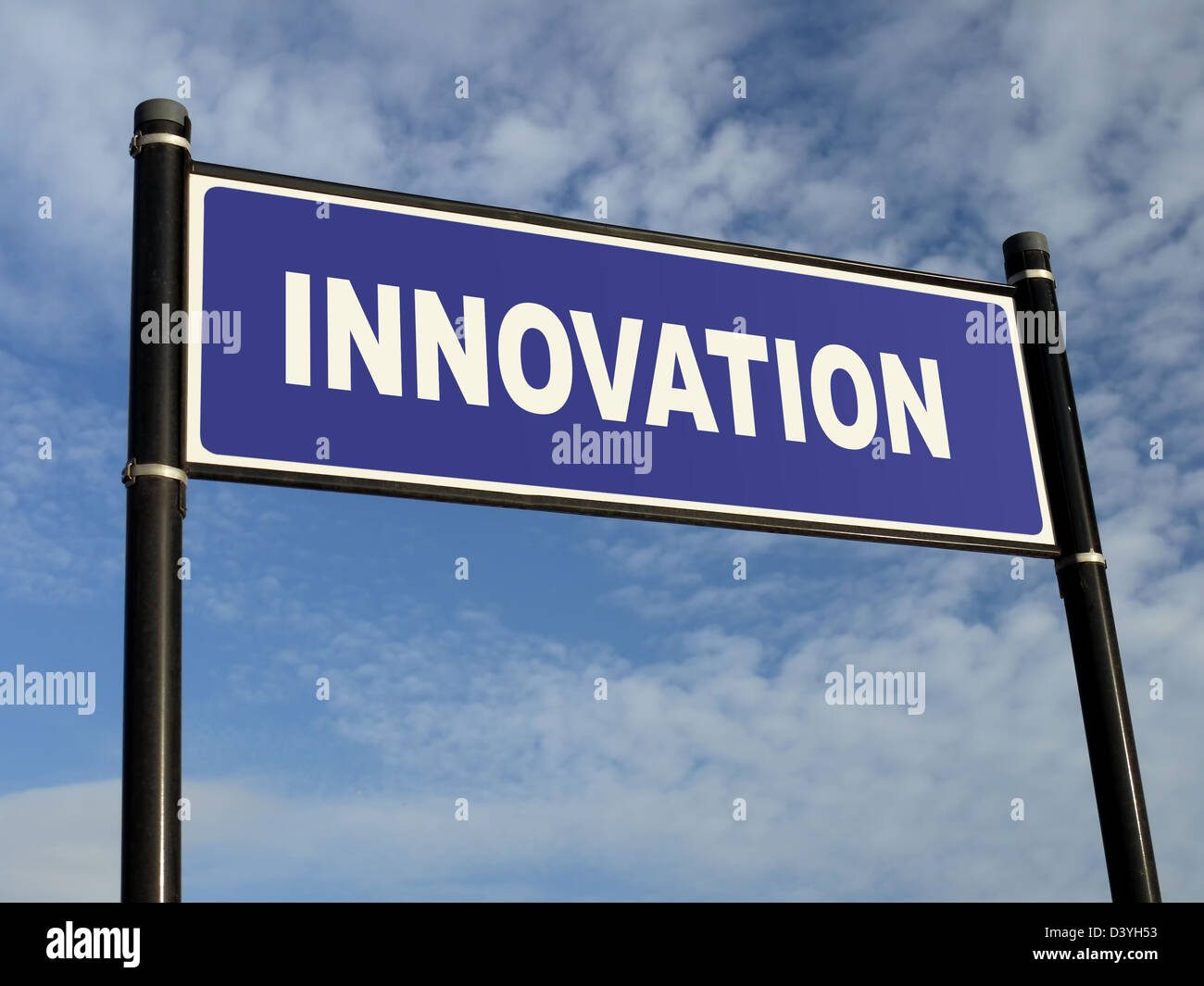 Cartello stradale in metallo ortografia parola di innovazione oltre il cielo blu Foto Stock