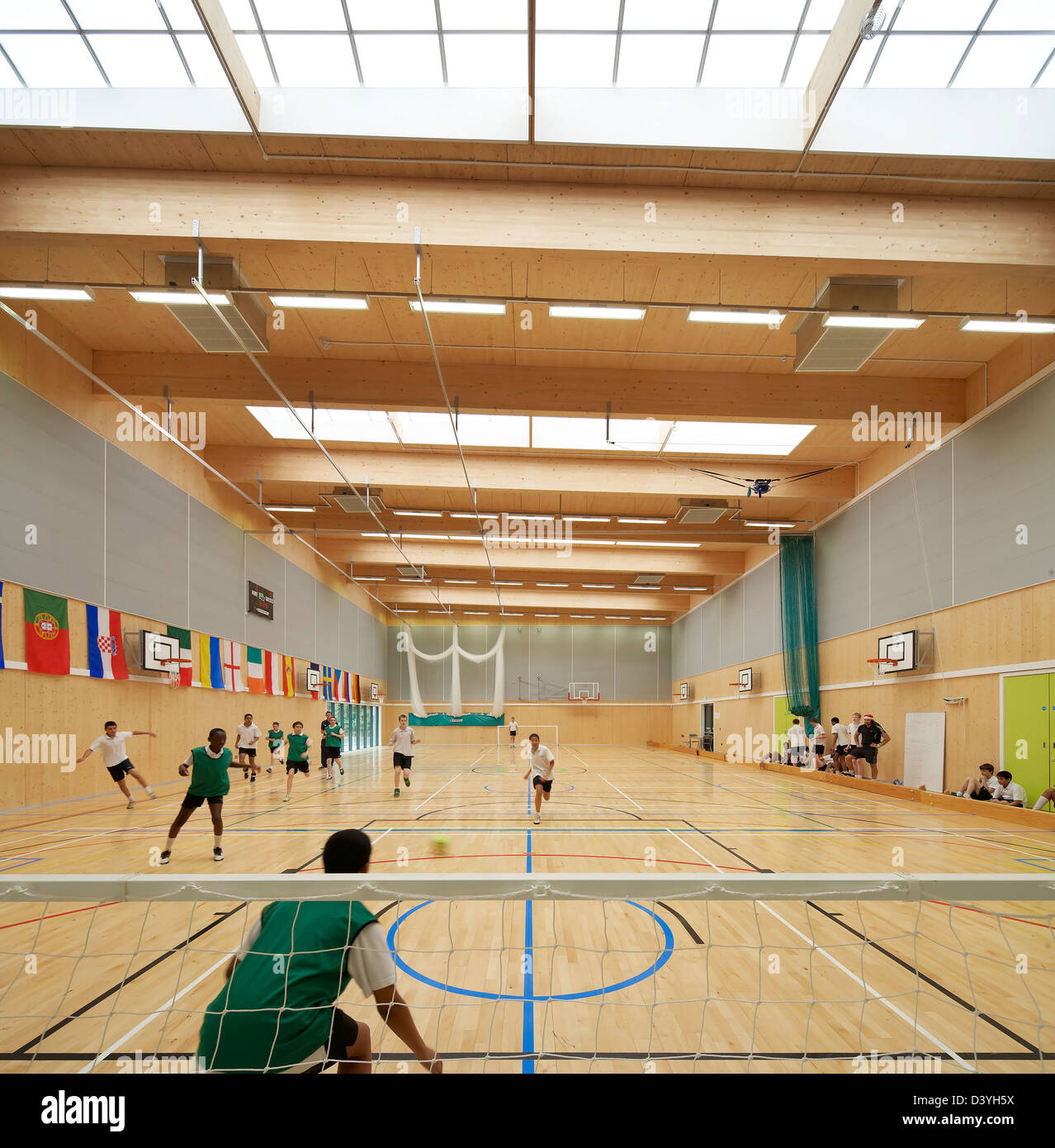 Oasis Academy, Coulsdon, Regno Unito. Architetto: Sheppard Robson, 2011. Sports Hall durante il gioco con la palla. Foto Stock