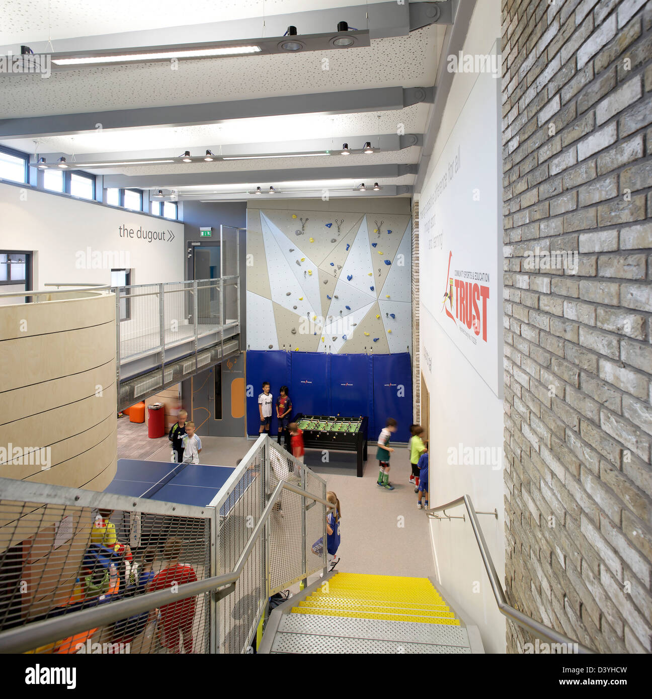 Cedri Gioventù e comunità centro di Harrow, Regno Unito. Architetto: LOM Architettura e Design, 2012. Vista dal primo piano a Foto Stock