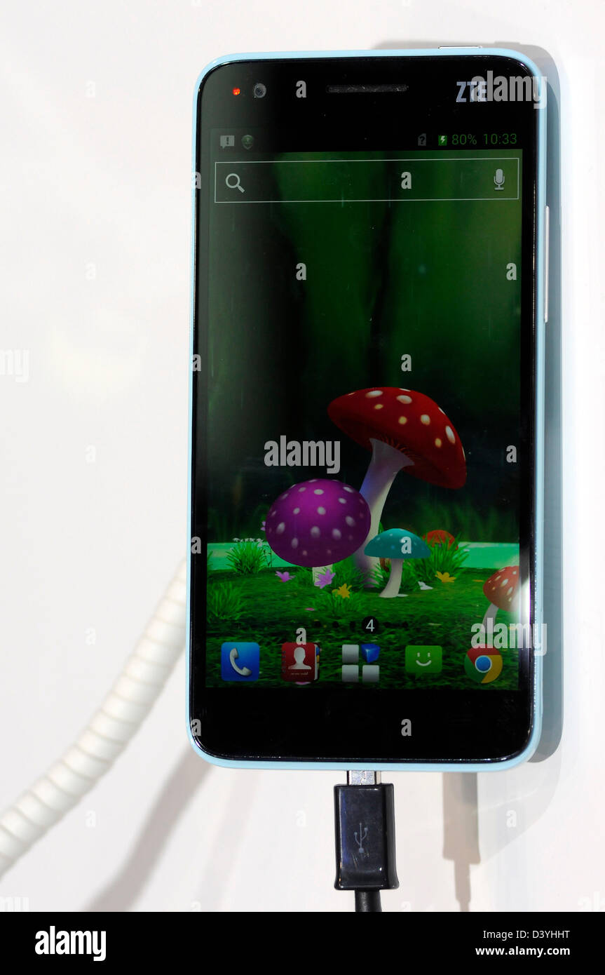 Barcellona, Spagna. Il 26 febbraio 2013. ZTE Grand EraV985, la grande epoca V985 è il primo di ZTE quad-core gli smartphone a lanciare sul mercato di Hong Kong nel 2013 ha mostrato al Mobile World Congress di Barcellona 2013. 260213 foto:Rosmi Duaso/Alamy Live News Foto Stock