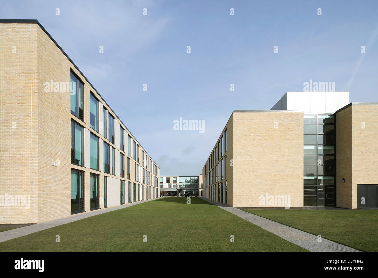 Thomas Tallis School, Greenwich, Regno Unito. Architetto: John McAslan & Partners, 2012. Edificio di tre piani blocchi e gree Foto Stock