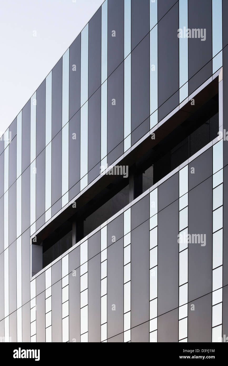 CORBY CUBO, Corby, Regno Unito. Architetto: Hawkins Brown Architects LLP, 2010. Elevazione di facciata con finestra incassata. Foto Stock
