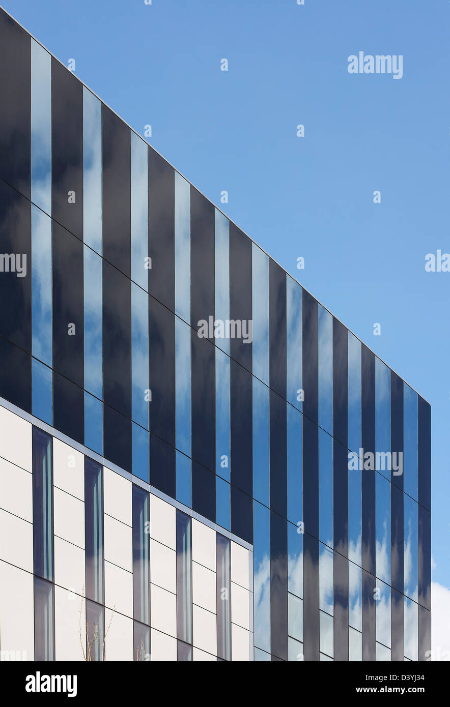 CORBY CUBO, Corby, Regno Unito. Architetto: Hawkins Brown Architects LLP, 2010. Dettaglio grafico di vetri e di facciata riflettente Foto Stock
