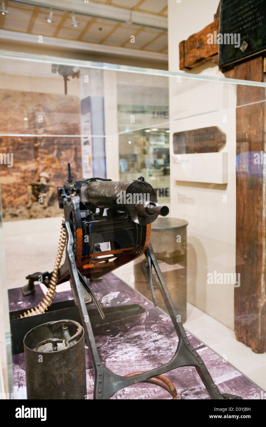 I cimeli della guerra sul display in Australian War Memorial. Canberra, Australian Capital Territory, Australia Foto Stock