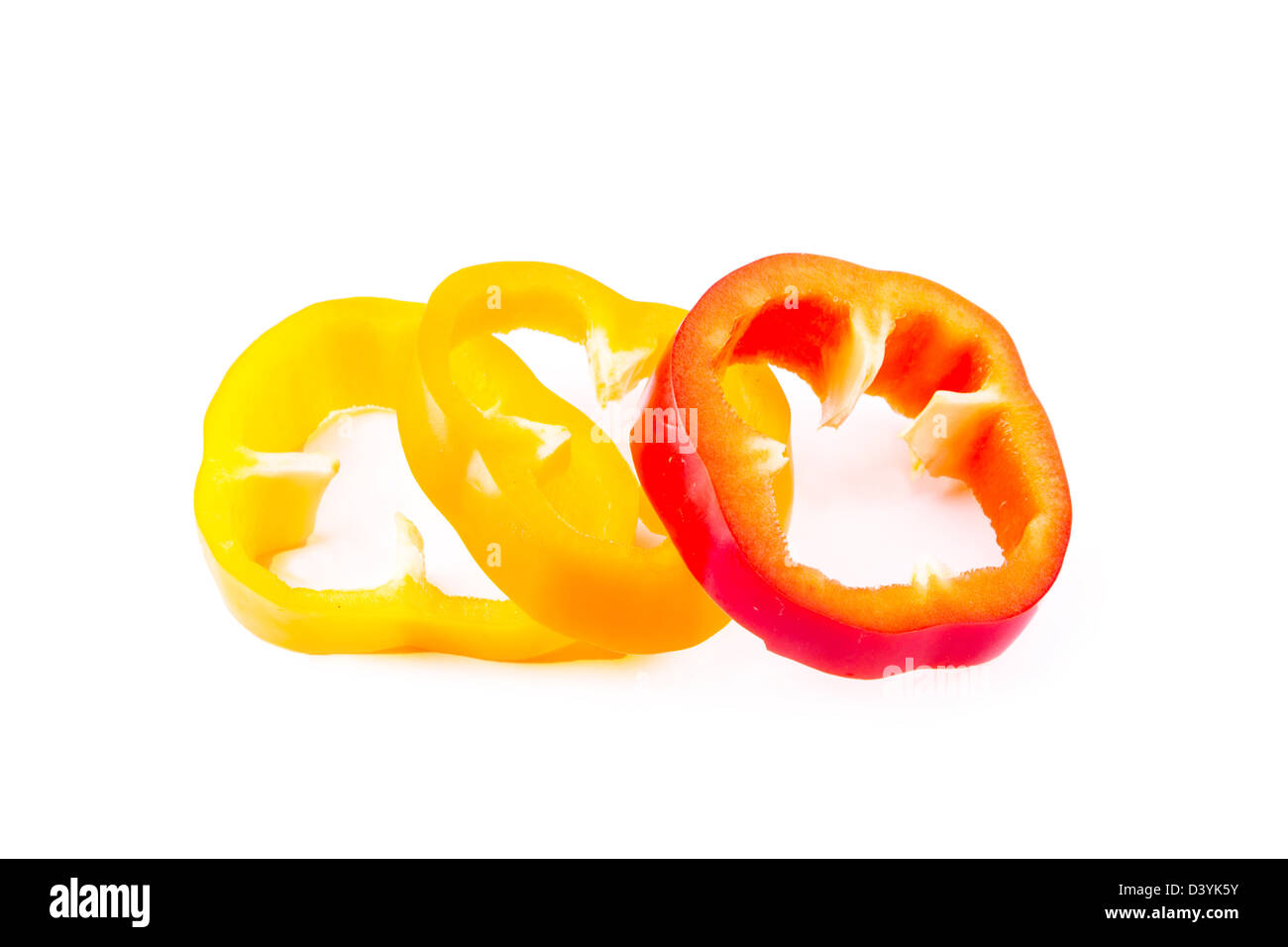 Un insieme di diversi colori delle fette di peperone dolce isolato su bianco. Salute mangiare concetto, dieta. Foto Stock