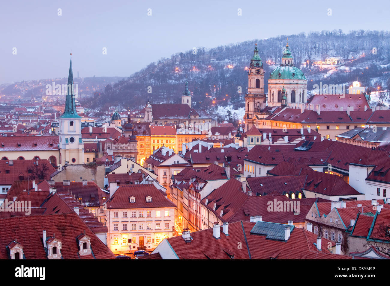 Praga - La chiesa di San Nicola e i tetti di Quartiere Piccolo in inverno Foto Stock