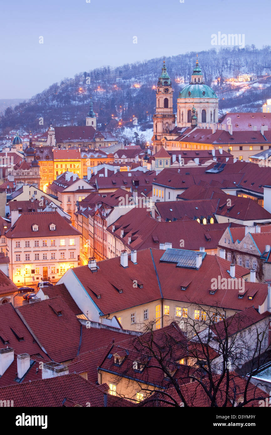 Praga - La chiesa di San Nicola e i tetti di Quartiere Piccolo in inverno Foto Stock