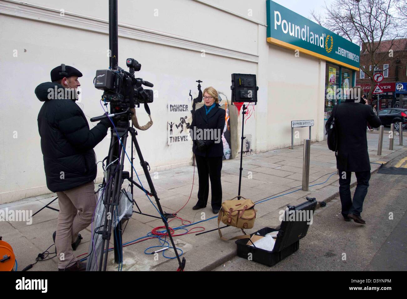 Londra, Regno Unito. Il 25 febbraio 2013. elizabeth palmer , da CBC telvison facendo una copertura live per il "questa mattina' per il banksy rubato arte dal cancelletto terra del negozio wallprogram a Londra oggi, come graffiti artist Banksy è stato ritirato dalla vendita all'asta dopo una campagna da Londra residenti a recuperarlo, murale che era discutibilmente strappato dalla parete di un North London shop. Credito: fuat akyuz / Alamy Live News Foto Stock
