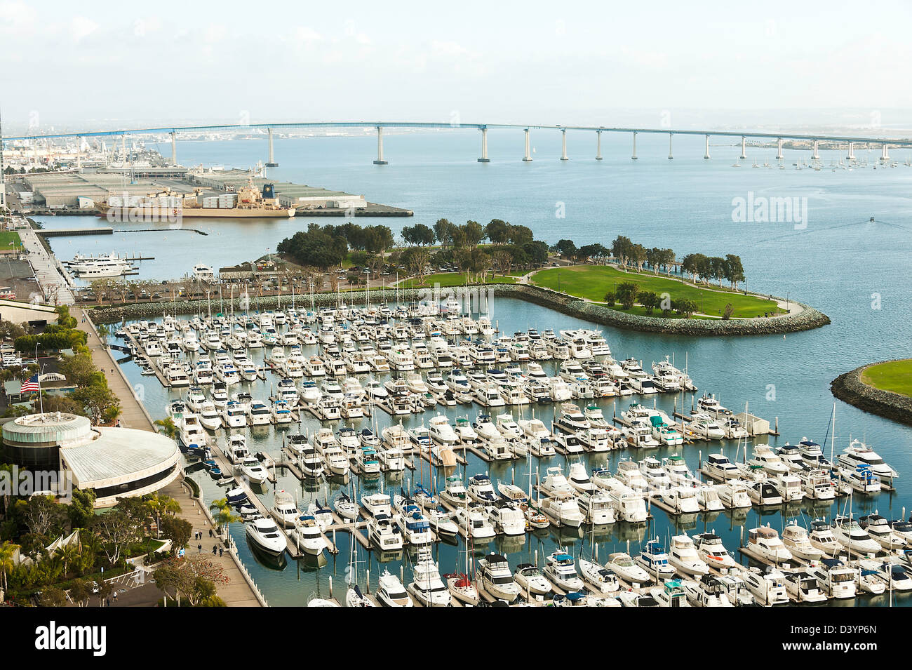 Marriott Marquis Marina Porto commerciale, Naval Dockyard e il porto con il ponte di Coronado San Diego California USA Foto Stock