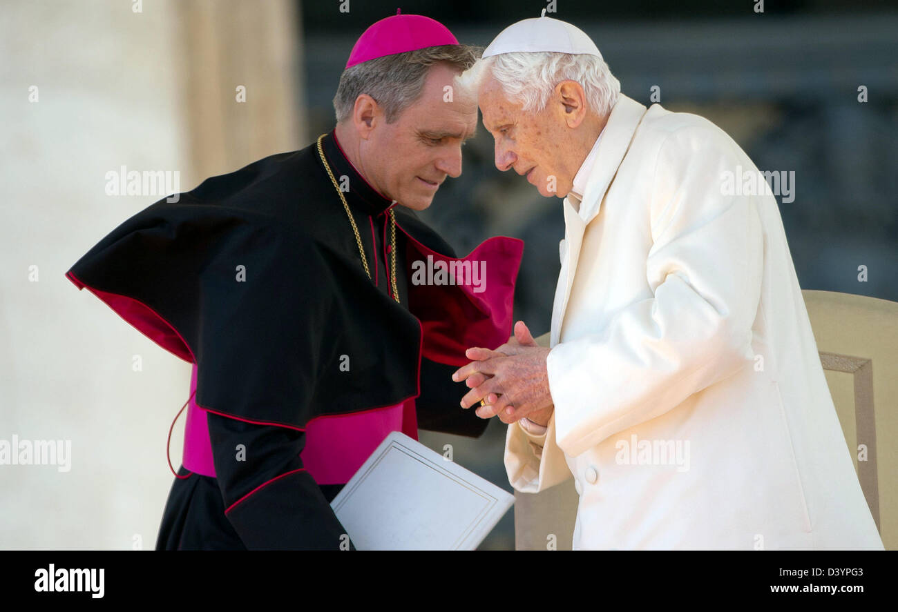 Roma, Italia. Il 27 febbraio 2013. Papa Benedetto XVI si erge accanto al suo segretario privato di Georg Gaenswein durante la sua ultima settimana Udienza Generale del Mercoledì della sua permanenza alla Piazza San Pietro e Città del Vaticano, 27 febbraio 2013. A 8pm ora locale 28 Feb egli sarà ufficialmente dimettersi e ormai noto come papa emerito. Foto: MICHAEL KAPPELER/dpa/Alamy Live News Foto Stock