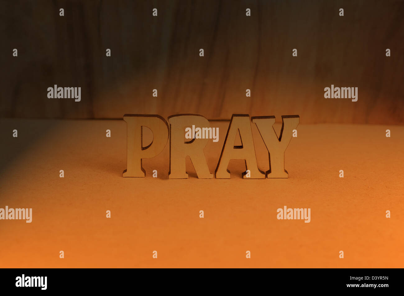 Il pregare di parole in un basso-chiave ambiente illuminazione Foto Stock