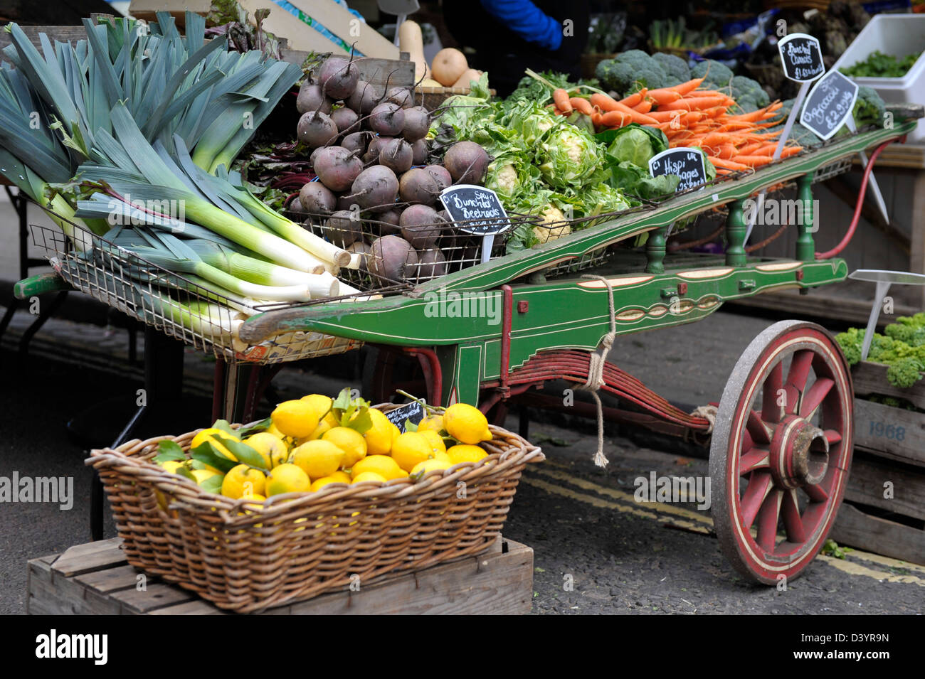 Vecchio carrello di mercato con verdure Foto Stock
