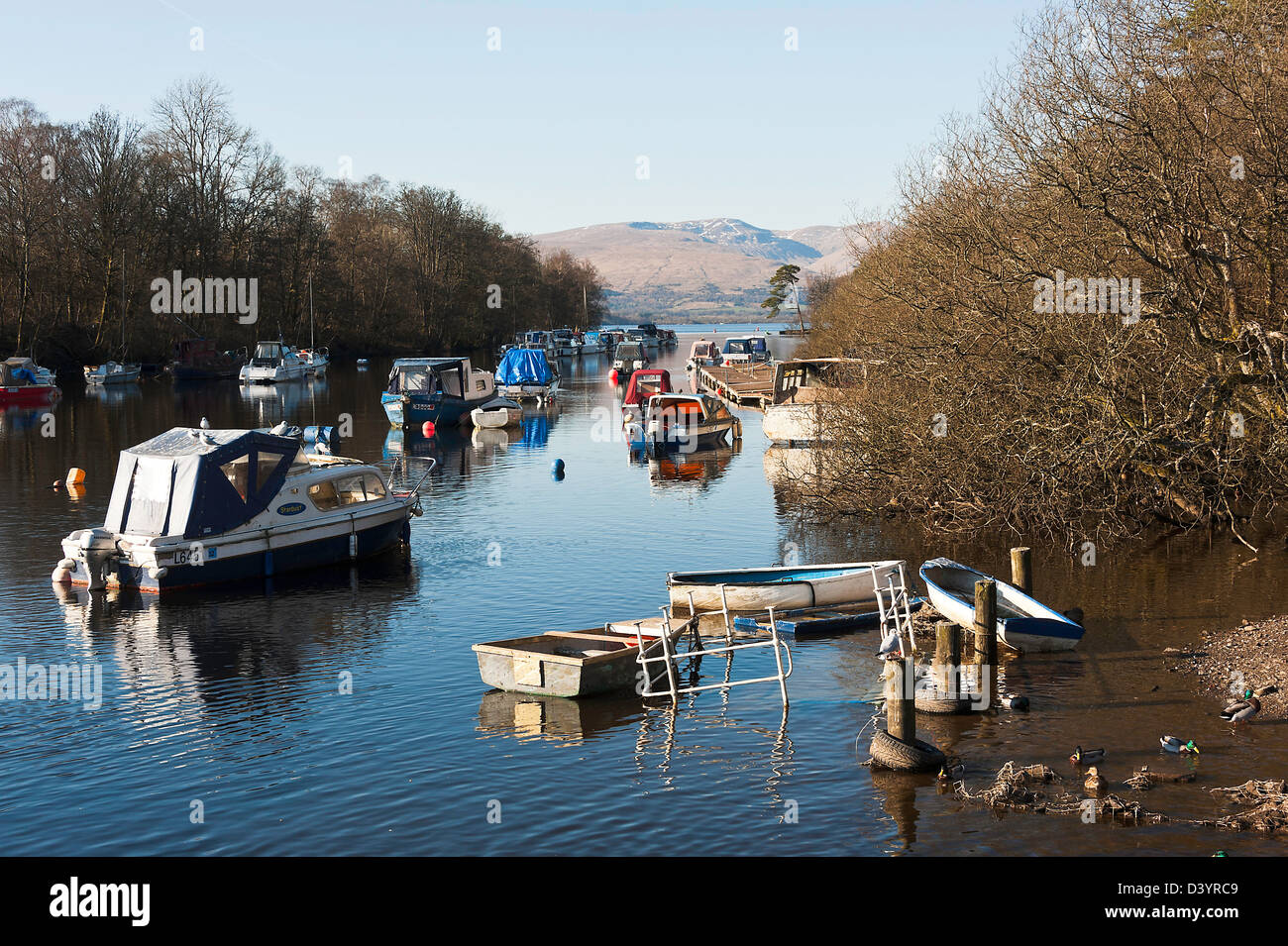 Imbarcazioni da diporto e imbarcazioni Ormeggiato sul fiume Leven a Balloch Loch Lomond Scozia Dumbartonshire Regno Unito Regno Unito Foto Stock