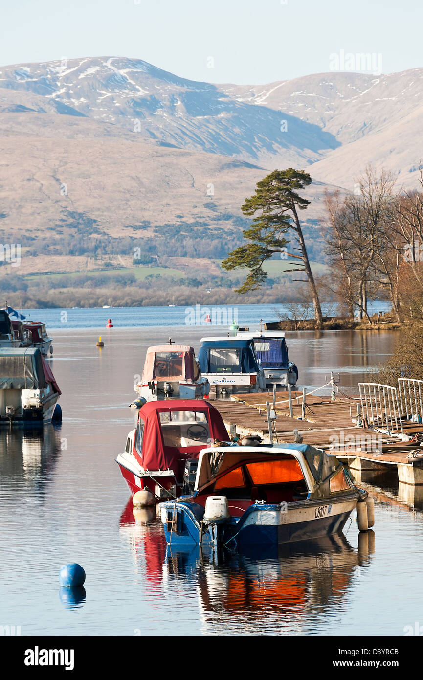 Imbarcazioni da diporto e imbarcazioni Ormeggiato sul fiume Leven a Balloch Loch Lomond Scozia Dumbartonshire Regno Unito Regno Unito Foto Stock