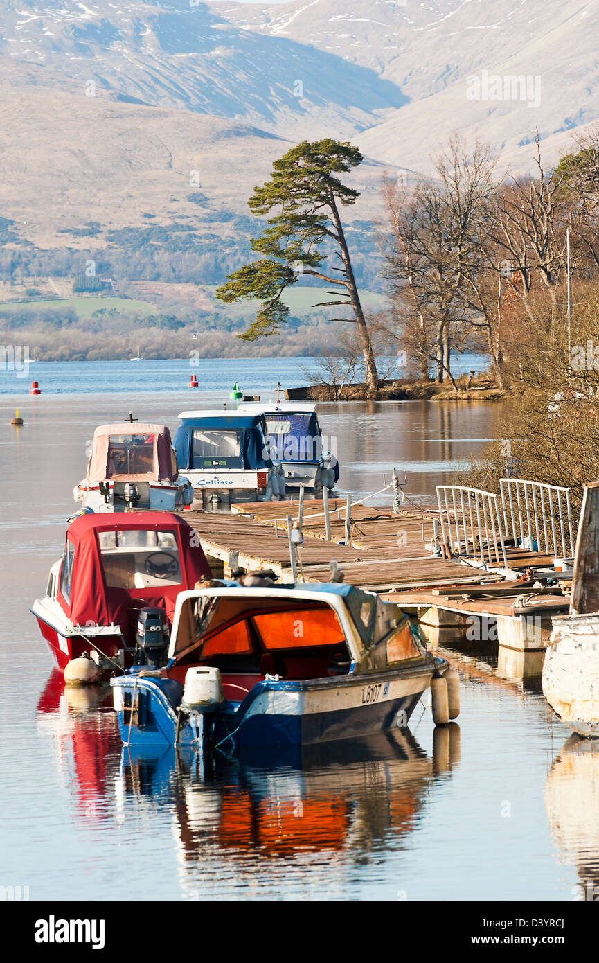 Imbarcazioni da diporto e imbarcazioni Ormeggiato sul fiume Leven a Balloch Loch Lomond Scozia Dumbartonshire Regno Unito Regno Unito Foto Stock