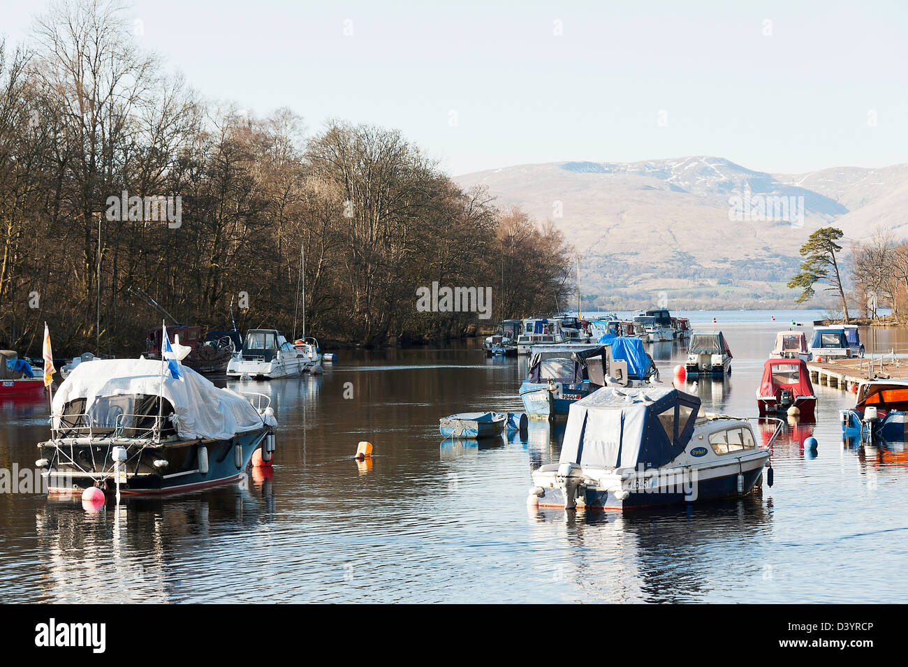 Imbarcazioni da diporto e imbarcazioni Ormeggiato sul fiume Leven a Balloch Loch Lomond Scozia Dumbartonshire Regno Unito Regno Unito Foto Stock