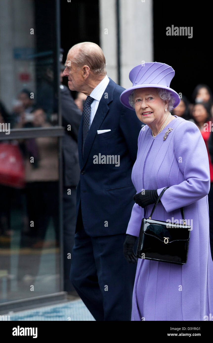 Londra, Regno Unito. Mercoledì 27 febbraio 2013. Royal la Sua Maestà la Regina Elisabetta II e il Duca di Edinborough visitate il nuovo Centro Nazionale per la ricerca di intestino e innovazione chirurgica in Londra, Regno Unito. Credito: Michael Kemp/ Alamy Live News Foto Stock