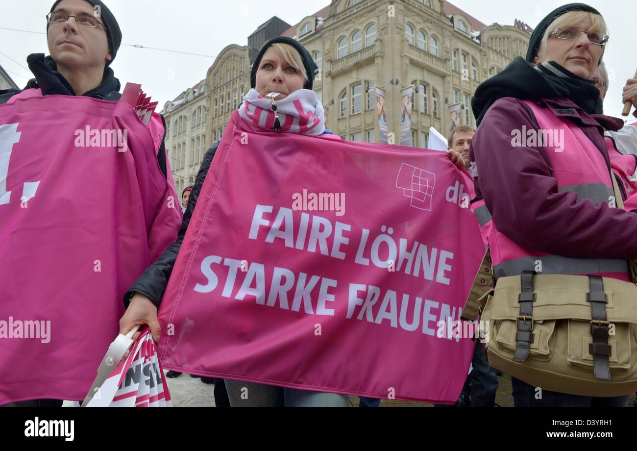 Settore dei servizi pubblici dipendenti in possesso di un banner a leggere 'salari giusti forti donne' Come essi dimostrano in a Erfurt, Germania, 27 febbraio 2013. Unione chiamato per un diffuso investe nella loro domanda di un 6,5 per cento per pagare sollevare. Foto: MARTIN SCHUTT Foto Stock