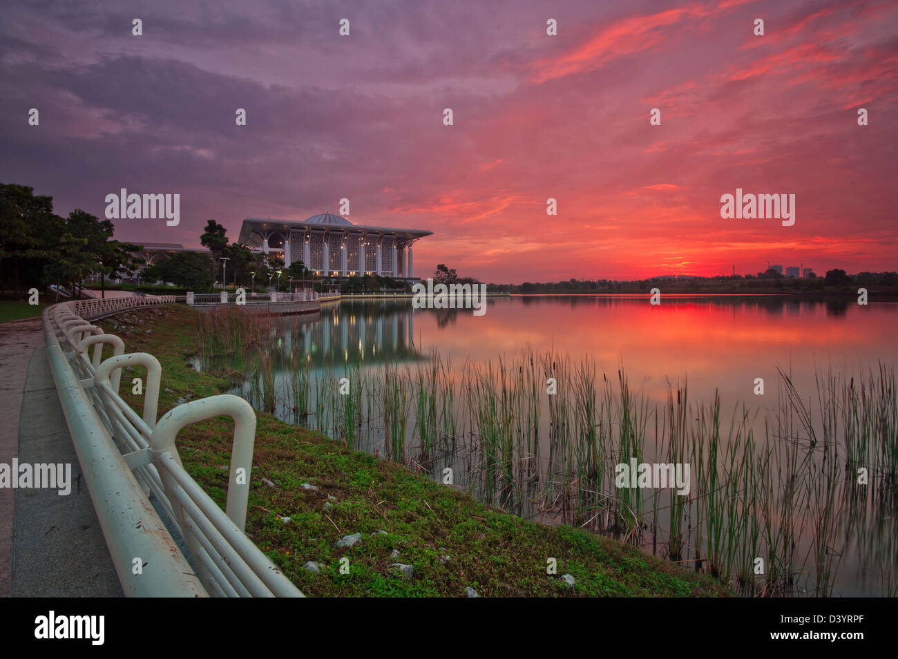 La vista di Tuanku Mizan Zainal Abidin moschea, Putrajaya durante il tramonto. Foto Stock