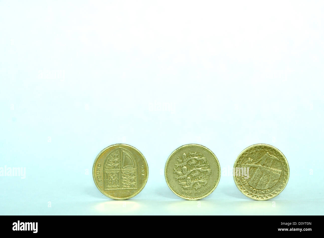 3 libbra di monete sul loro bordo Foto Stock