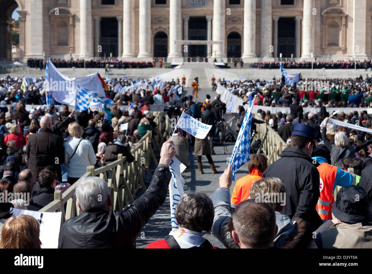 Roma, Italia. Il 27 febbraio 2013 i fedeli riuniti in piazza San Pietro a vedere il Papa Benedetto XVI nella sua ultima udienza pubblica come Papa. Credito: Nelson Pereira/Alamy Live News Foto Stock