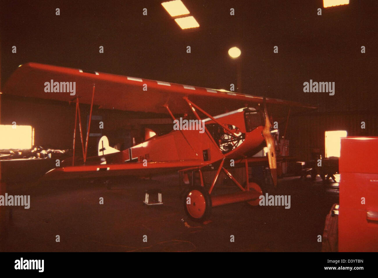 Il Fokker D. VII era un aereo da caccia biplano tedesco della prima guerra mondiale rinomato per la sua agilità e l'efficacia di combattimento. Era molto apprezzato dai piloti per le sue eccellenti caratteristiche di manovrabilità e la capacità di superare gli aerei nemici. La D.. VII giocò un ruolo cruciale nelle ultime fasi della guerra, diventando uno dei combattenti più famosi del suo tempo. Foto Stock