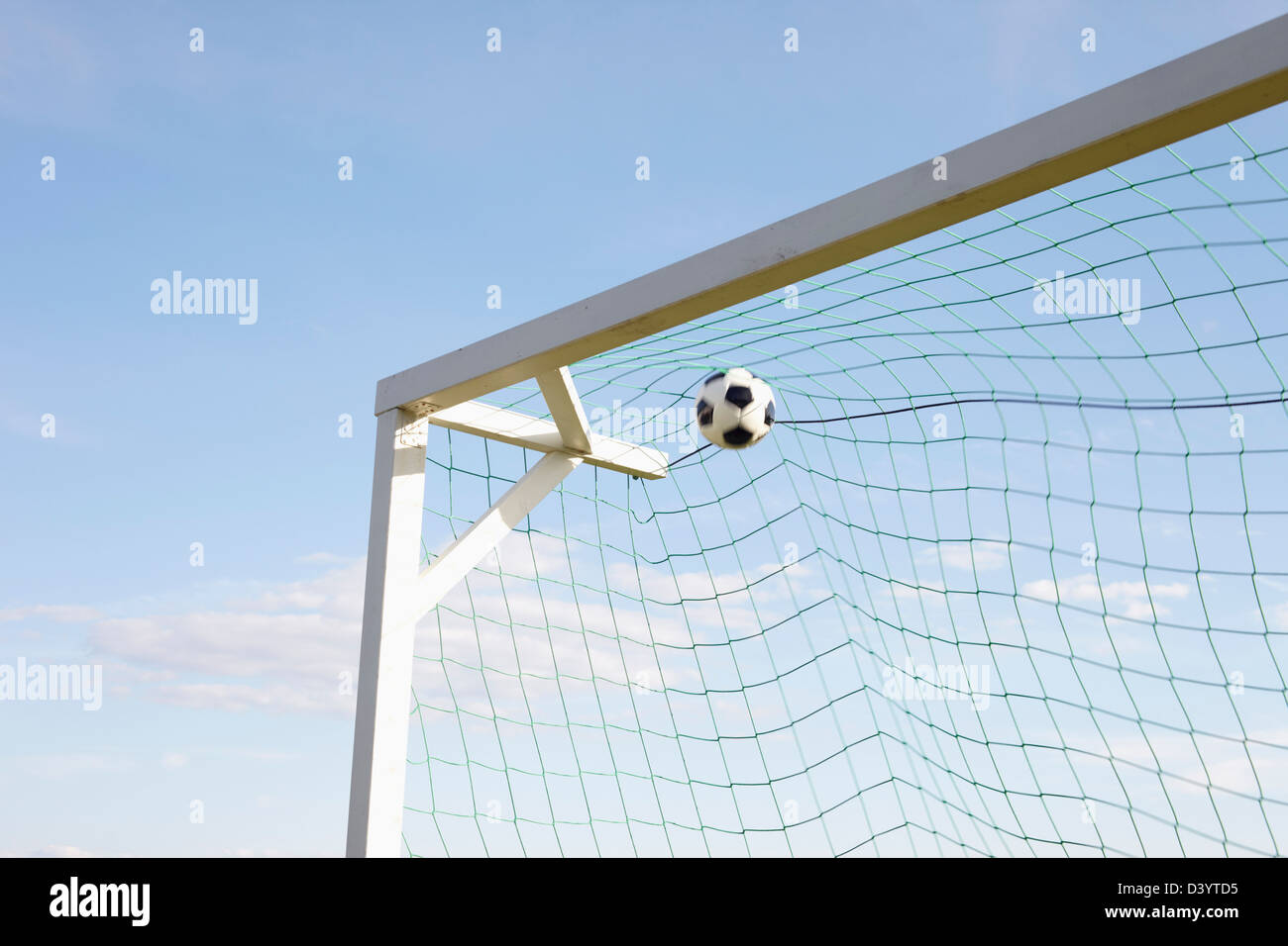 Soccer Net e Pallone da calcio, Lysekil, Vastra Gotaland County, Bohuslaen, Gotaland, Svezia Foto Stock