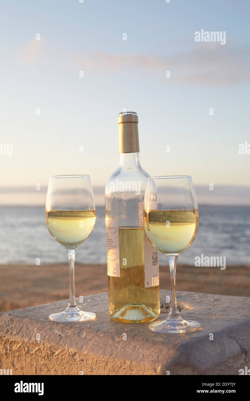 Il vino bianco in spiaggia, Andernos-les-Bains, Arcachon Gironde, Aquitaine, Francia Foto Stock