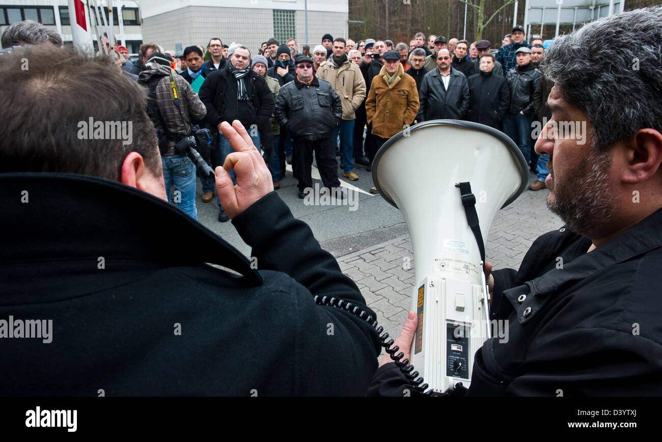 Il negozio di ex presidente della Frankfurt Rundschau (FR) giornale, Marcel Bathis (L) risolve i manifestanti durante un rally a Neu-Isenburg, Germania, 26 febbraio 2013. Più di 400 collaboratori della stampa insolvente e casa editrice "Frankfurter Rundschau' e le sue società figlie stanno per essere consegnati gli avvisi dalla gestione di insolvenza nei prossimi giorni. Gli azionisti di 'Frankfurter Rundschau' casa editrice, SPD-Medienholding ddvg e DuMont Schauberg media group hanno rifiutato di fornire fondi per una ridondanza adeguato pay-out. Foto: Nicolas Armer Foto Stock