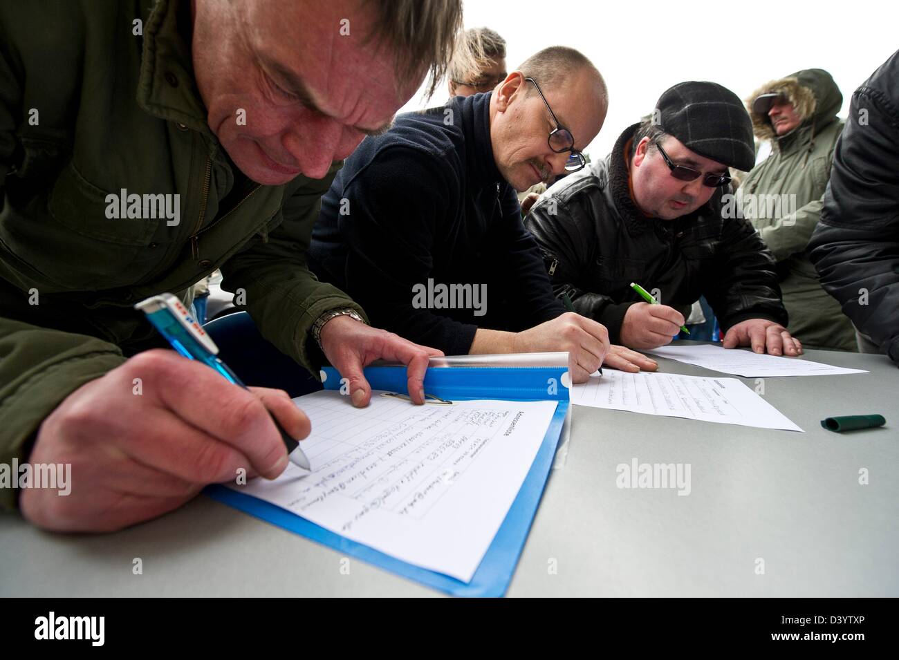 Il personale del Frankfurt Rundschau (FR) giornale compila i dettagli dei contatti in un elenco durante una manifestazione di protesta nel rally di Neu-Isenburg, Germania, 26 febbraio 2013. Più di 400 collaboratori della stampa insolvente e casa editrice "Frankfurter Rundschau' e le sue società figlie stanno per essere consegnati gli avvisi dalla gestione di insolvenza nei prossimi giorni. Gli azionisti di 'Frankfurter Rundschau' casa editrice, SPD-Medienholding ddvg e DuMont Schauberg media group hanno rifiutato di fornire fondi per una ridondanza adeguato pay-out. Foto: Nicolas Armer Foto Stock