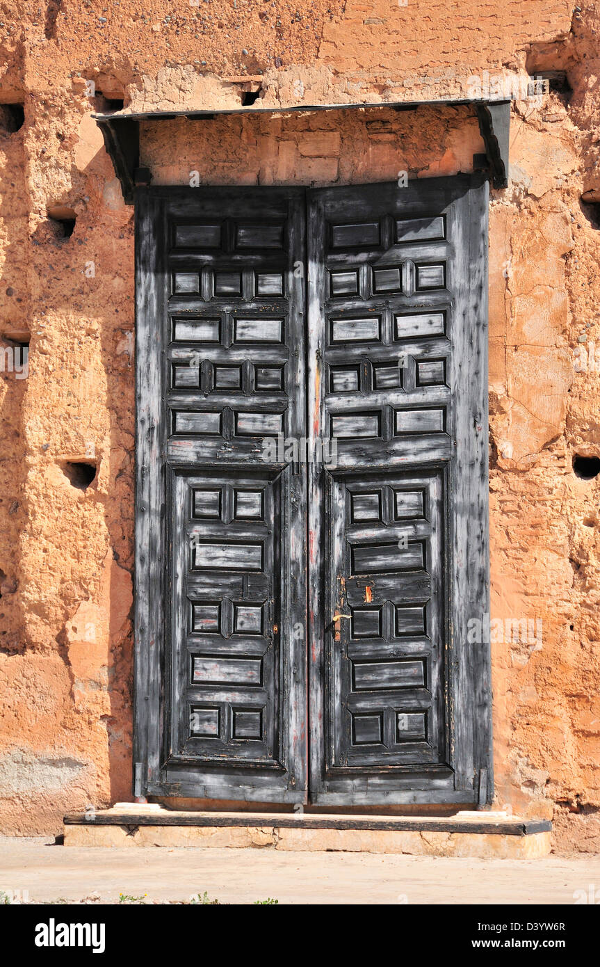 Vecchia porta grigia insieme in alcune delle restanti pareti mudbrick dell antica El Badii Palace, Marrakech, Marocco Foto Stock