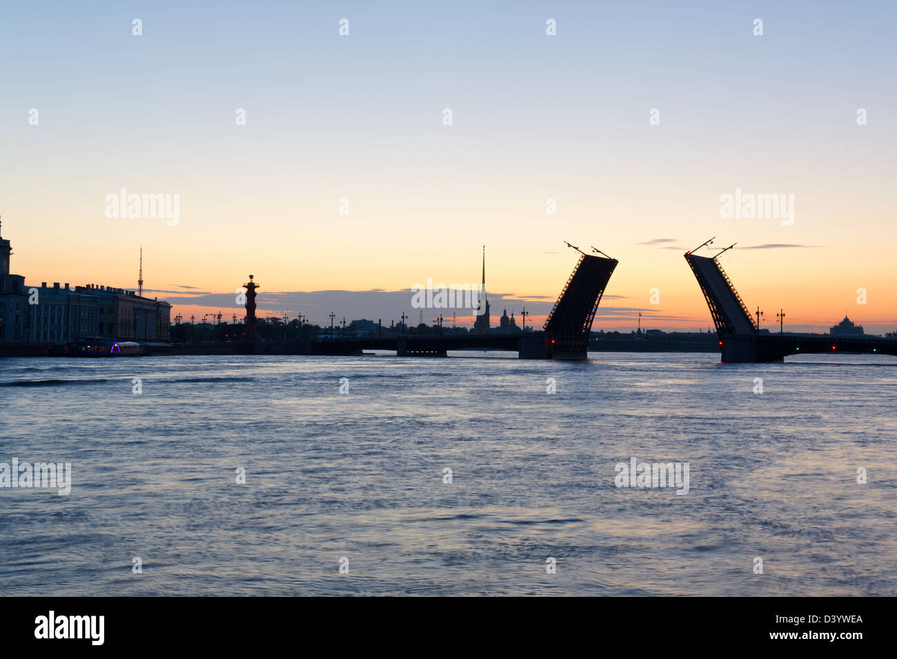 Vista notturna del ponte di palazzo. st. Pietroburgo. La Russia Foto Stock