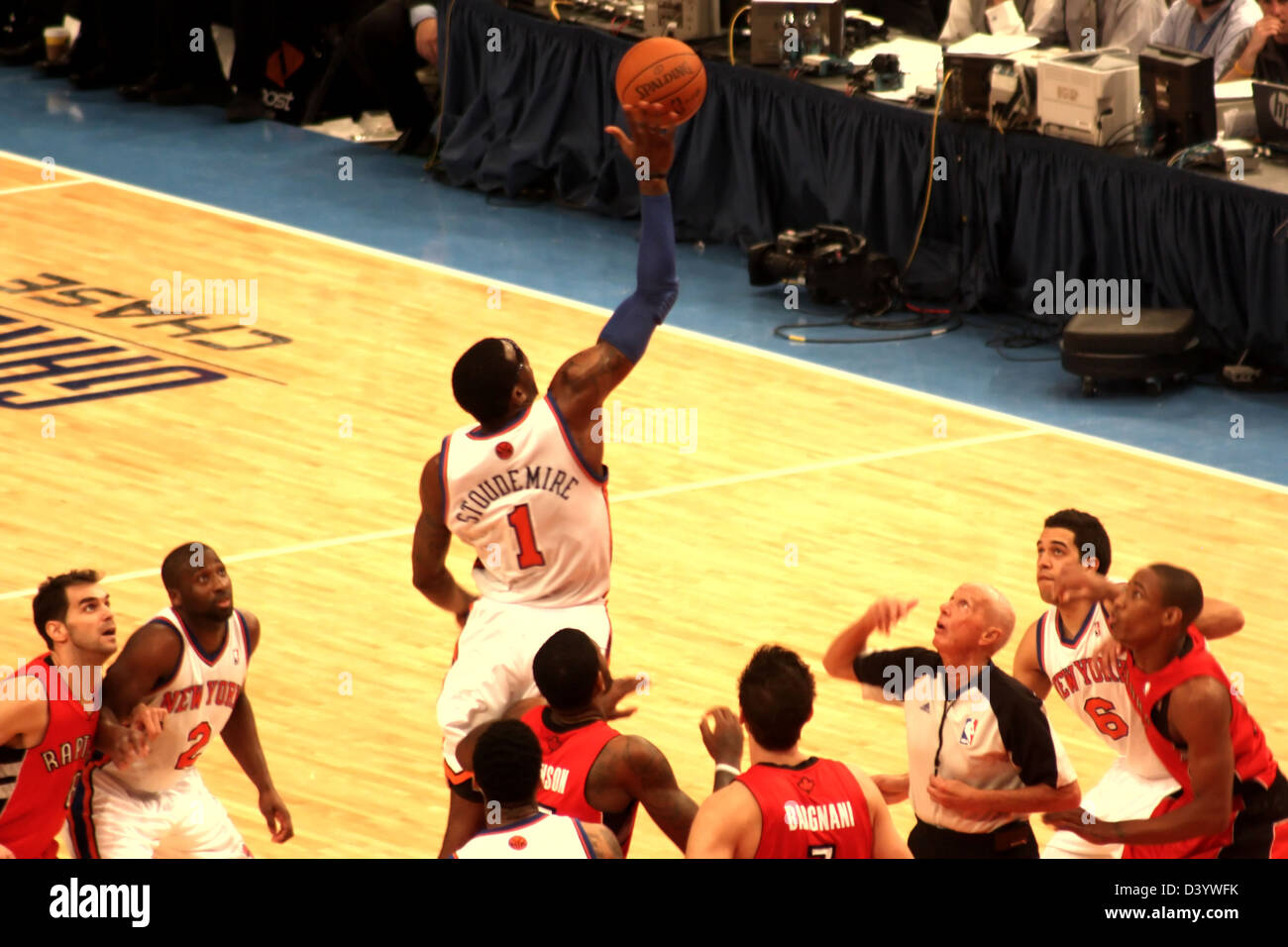 Amare Stoudemire ottenendo la sfera durante l'NBA knicks corrispondono a Madison Square Garden Foto Stock