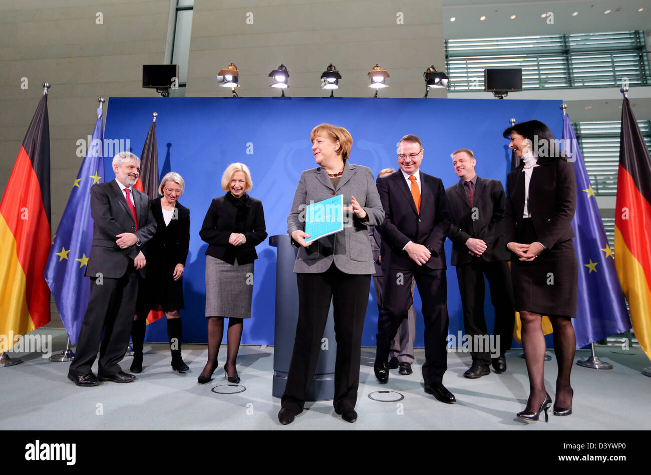Berlino, Germania. Il 27 febbraio 2013. Il cancelliere tedesco Angela Merkel (CDU) contiene la relazione annuale della Commissione di esperti per la ricerca e l'innovazione (EFI) presso la cancelleria federale a Berlino, Germania, 27 febbraio 2013. Accanto al suo stand dei membri della commissione di esperti Monika Schnitzer (L-R), Patrick Llerena, Ministro tedesco per la ricerca e l'istruzione Johanna Wanka (CDU), Alexander Gerybadze, presidente di EFI Dietmar Harhoff, Christoph Boehringer e Uschi Backes Gellner. Foto: KAY NIETFELD/dpa/Alamy Live News Foto Stock