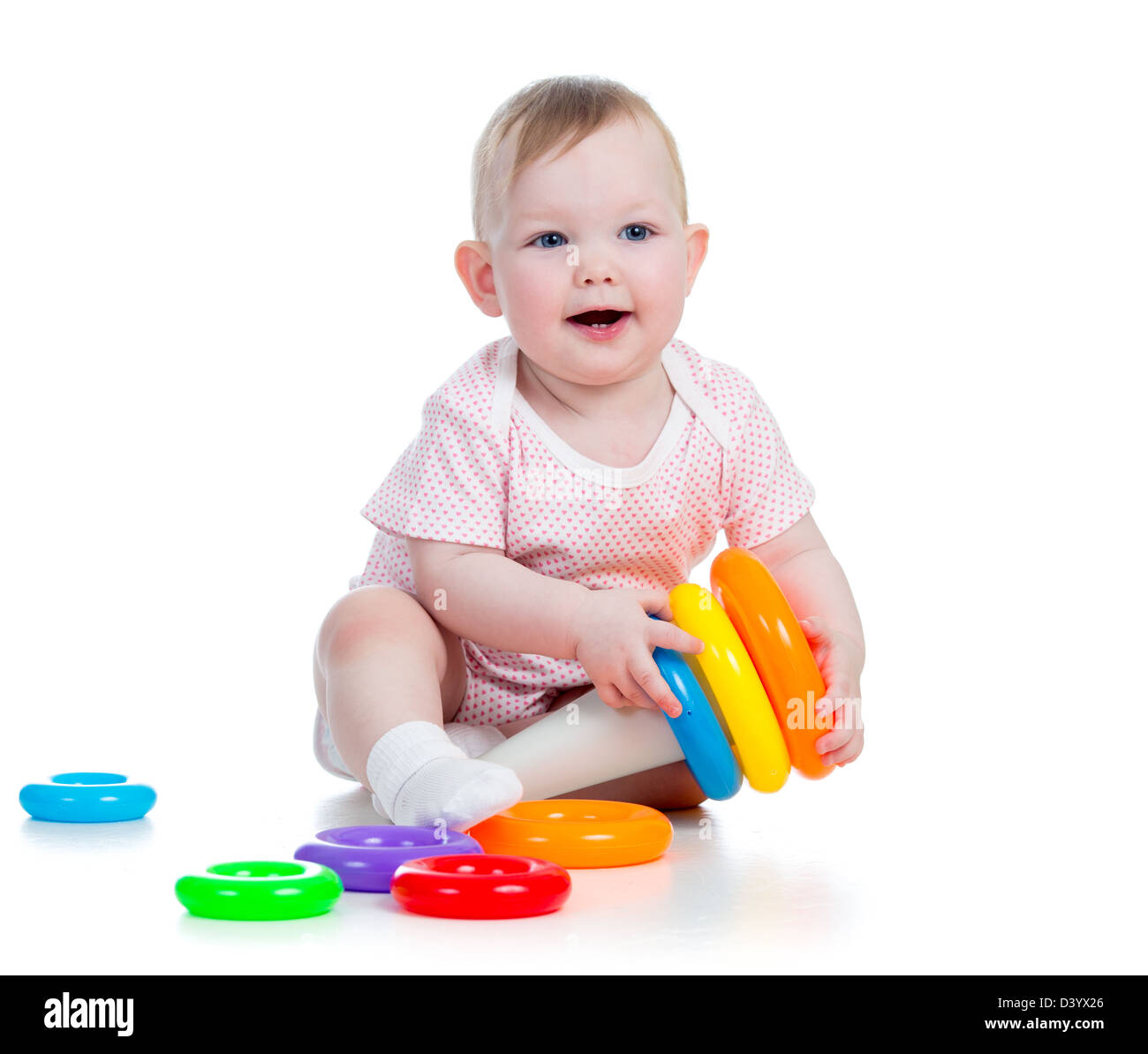 Allegro bambina giocando con colorati giocattolo isolato su bianco Foto Stock