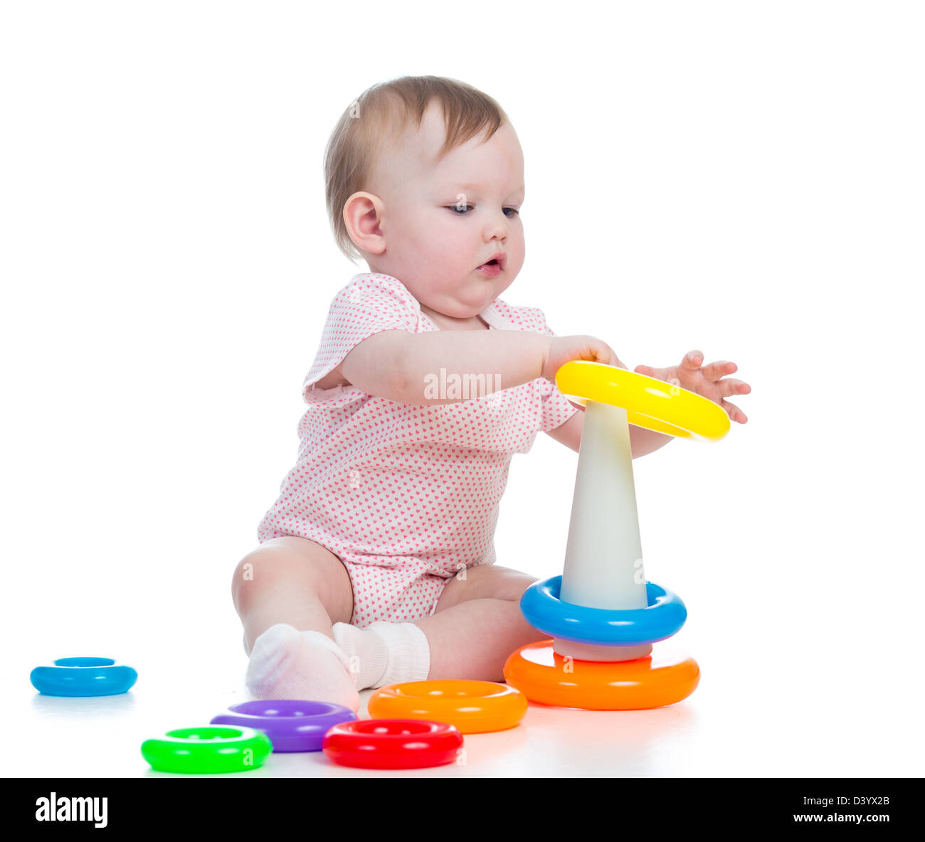 Carino kid ragazza che gioca con il giocattolo educativo isolato su bianco Foto Stock