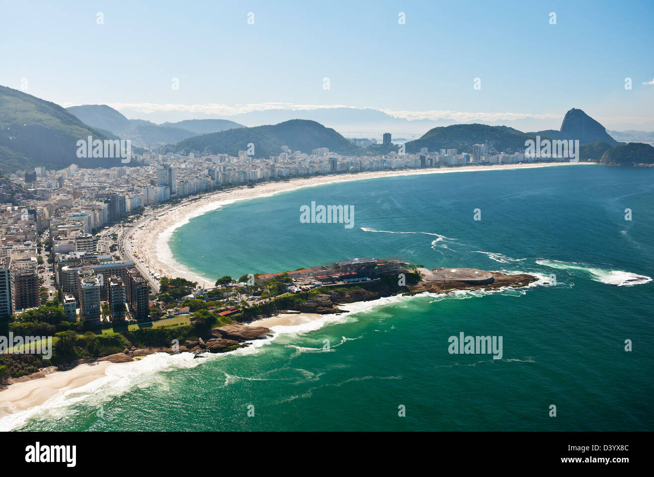 Vista aerea della spiaggia di Copacabana e Sugarloaf Mountain, Rio de Janeiro, Brasile Foto Stock