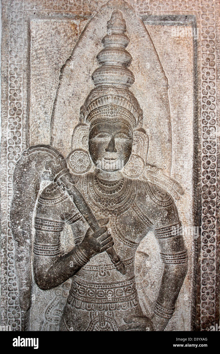Stone Carving custode su un lato del drago Arch, il tempio del Dente, Kandy Foto Stock