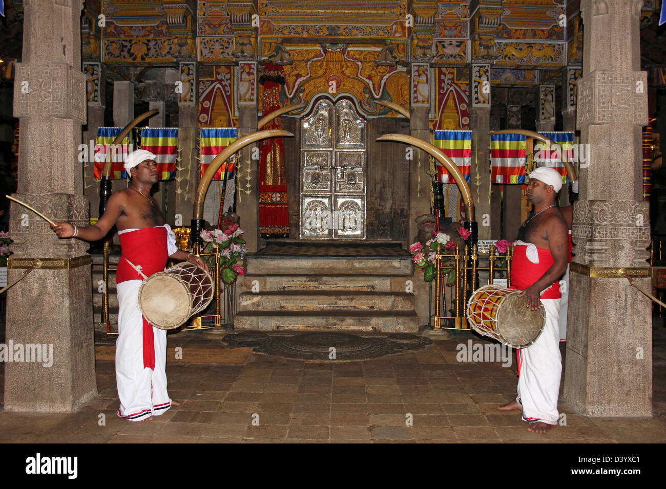 I percussionisti presso il tempio della Sacra Reliquia del Dente, Kandy Foto Stock