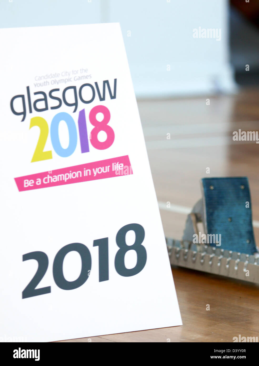 Glasgow, Regno Unito. Il 27 febbraio 2013. Seb Coe visite Shawlands Academy Glasgow a sostegno di Glasgow's offerta di ospitare 2018 Olimpiadi della gioventù (YOG) come parte di Londra 2012 legacy. Credito: ALAN OLIVER / Alamy Live News Foto Stock