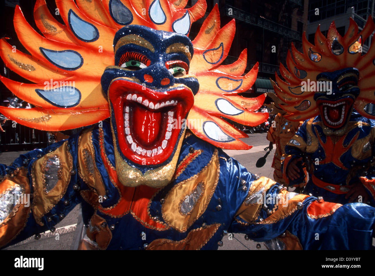 I festaioli vestito per Carnevale Dominicana ballare durante il ventesimo annuale indipendenza dominicana parata del giorno in New York Foto Stock