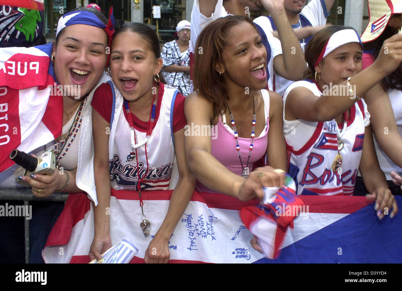 Spettatori ondata di bandiere e di allegria presso il quarantacinquesimo annuale di Puerto Rican Day Parade il 9 giugno 2002 a New York. Foto Stock