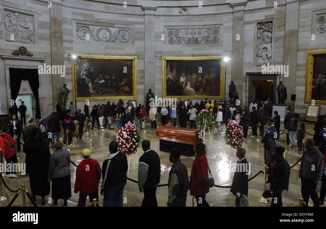 I diritti civili icona Rosa Parks stabilisce in stato durante la visualizzazione pubblica presso il Campidoglio US Rotunda 30 Ottobre 2005 a Washington, DC. Parks è stata la prima donna a gettare in onore del Capitol Rotunda e la seconda afro-americano. Parks è meglio conosciuto come uno dei diritti civili Pioneer. Morì il 24 ottobre 2005, a Detroit, Michigan. Foto Stock