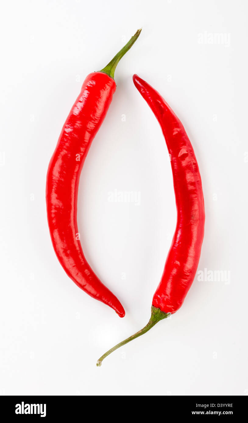 Peperoncino rosso su sfondo bianco Foto Stock