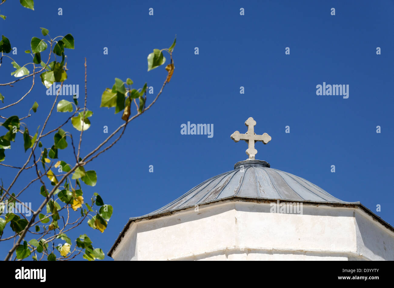 Naxos. Le Cicladi. La Grecia. Una croce cristiana sulla cupola della chiesa greca nel villaggio di montagna di Apiranthos Foto Stock