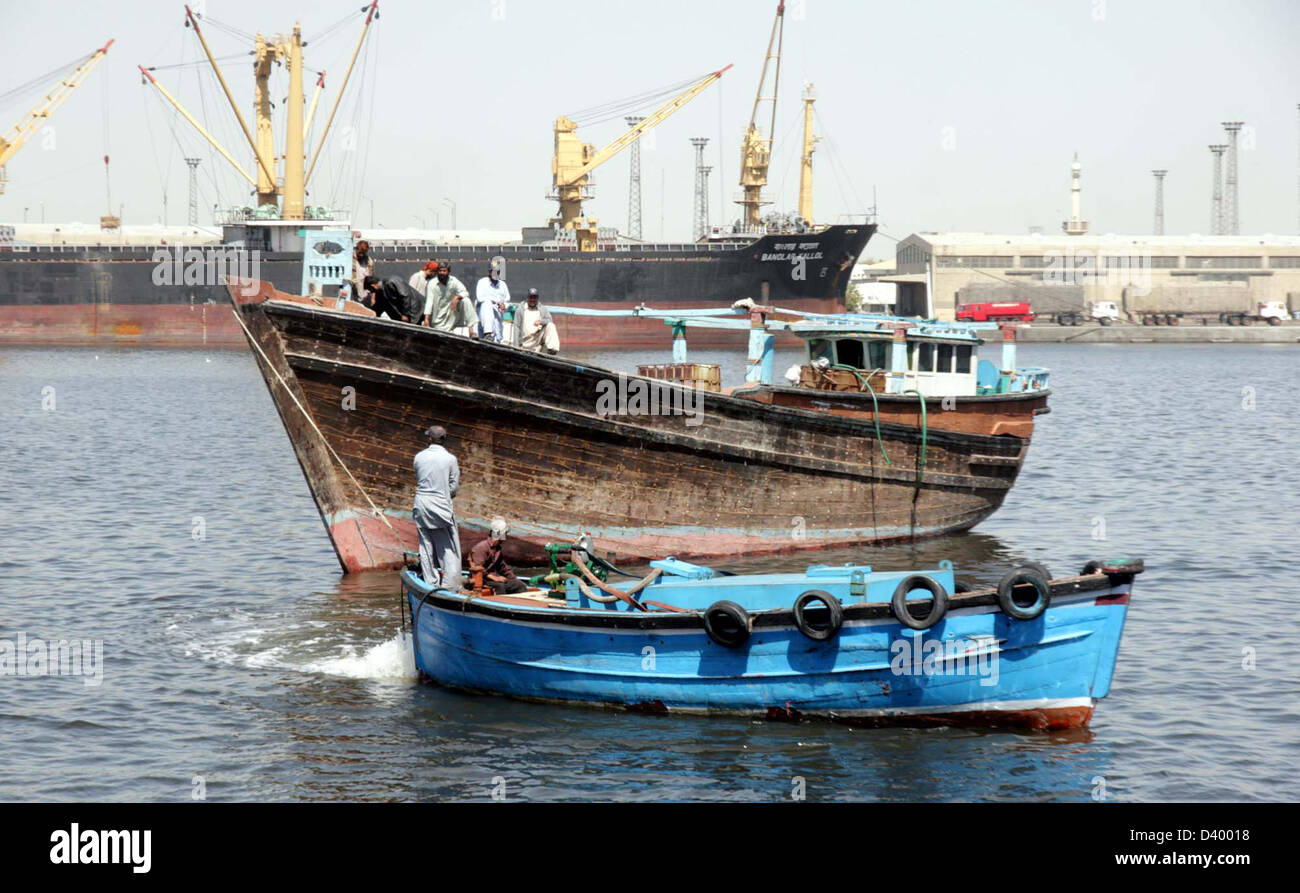 I funzionari doganali mostrano imbarcazione sequestrata che era stato usato per il contrabbando illegale di liquori importati bottiglie dal Pakistan la sicurezza marittima Agenzia durante anti contrabbando funzionamento su Al Khair barca, durante la conferenza stampa al Ghass Bandar a Karachi il mercoledì 27 febbraio, 2013. Un intelligence basato operazione è stata effettuata in cui il Pakistan la sicurezza marittima Agenzia e Pakistan Intelligence doganale hanno partecipato nella notte il sospetto di una barca Al-Khair fu cacciato e fermati dopo faticosi sforzi alla ricerca della barca recuperata una grande quantità di importazione illegale di liquore 2 Foto Stock