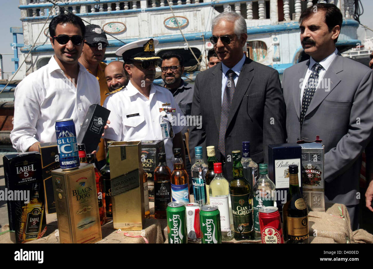I funzionari doganali mostrano sequestrati illegale di liquori importati bottiglie che sono state recuperate dal Pakistan la sicurezza marittima Agenzia durante anti contrabbando funzionamento su Al Khair barca, durante la conferenza stampa al Ghass Bandar a Karachi il mercoledì 27 febbraio, 2013. Un intelligence basato operazione è stata effettuata in cui il Pakistan la sicurezza marittima Agenzia e Pakistan Intelligence doganale hanno partecipato nella notte il sospetto di una barca Al-Khair fu cacciato e fermati dopo faticosi sforzi alla ricerca della barca recuperata una grande quantità di importazione illegale di liquori 24967 bottiglie, 5 Foto Stock