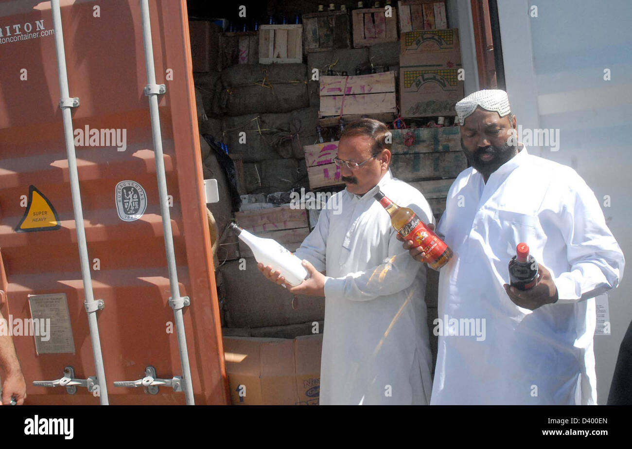 I funzionari doganali mostrano sequestrati illegale di liquori importati bottiglie che sono state recuperate dal Pakistan la sicurezza marittima Agenzia durante anti contrabbando funzionamento su Al Khair barca, durante la conferenza stampa al Ghass Bandar a Karachi il mercoledì 27 febbraio, 2013. Un intelligence basato operazione è stata effettuata in cui il Pakistan la sicurezza marittima Agenzia e Pakistan Intelligence doganale hanno partecipato nella notte il sospetto di una barca Al-Khair fu cacciato e fermati dopo faticosi sforzi alla ricerca della barca recuperata una grande quantità di importazione illegale di liquori 24967 bottiglie, 5 Foto Stock