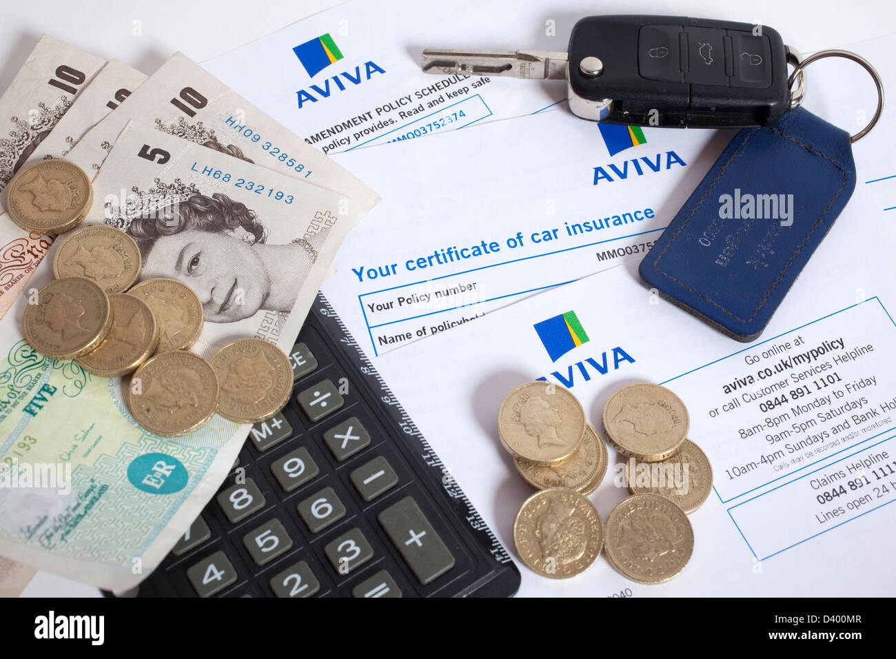 Motore certificato di assicurazione al fianco di denaro, chiavi e calcolatrice Foto Stock